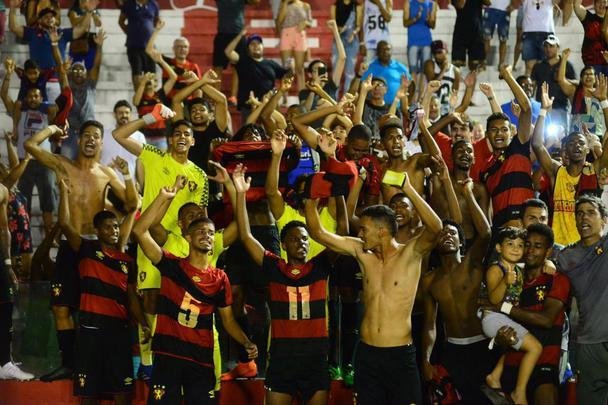 Aps um 2 a 2 no tempo normal, Tlio defendeu o pnalti de Carlo e ajudou o Sport a vencer a disputa na marca da cal por 5 a 4
