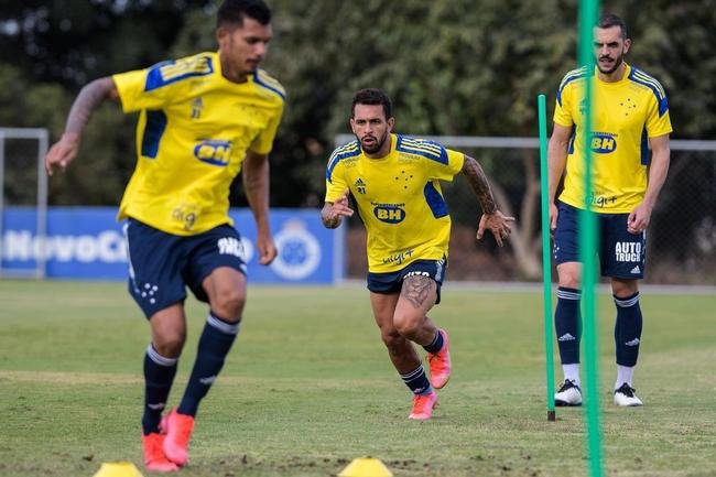 Comisso tcnica de Vanderlei Luxemburgo comandou treino na Toca da Raposa II nesta quarta-feira. Time se prepara para enfrentar o Brusque, s 11h de sbado, no estdio Augusto Bauer, em Santa Catarina, pela 16 rodada da Srie B.