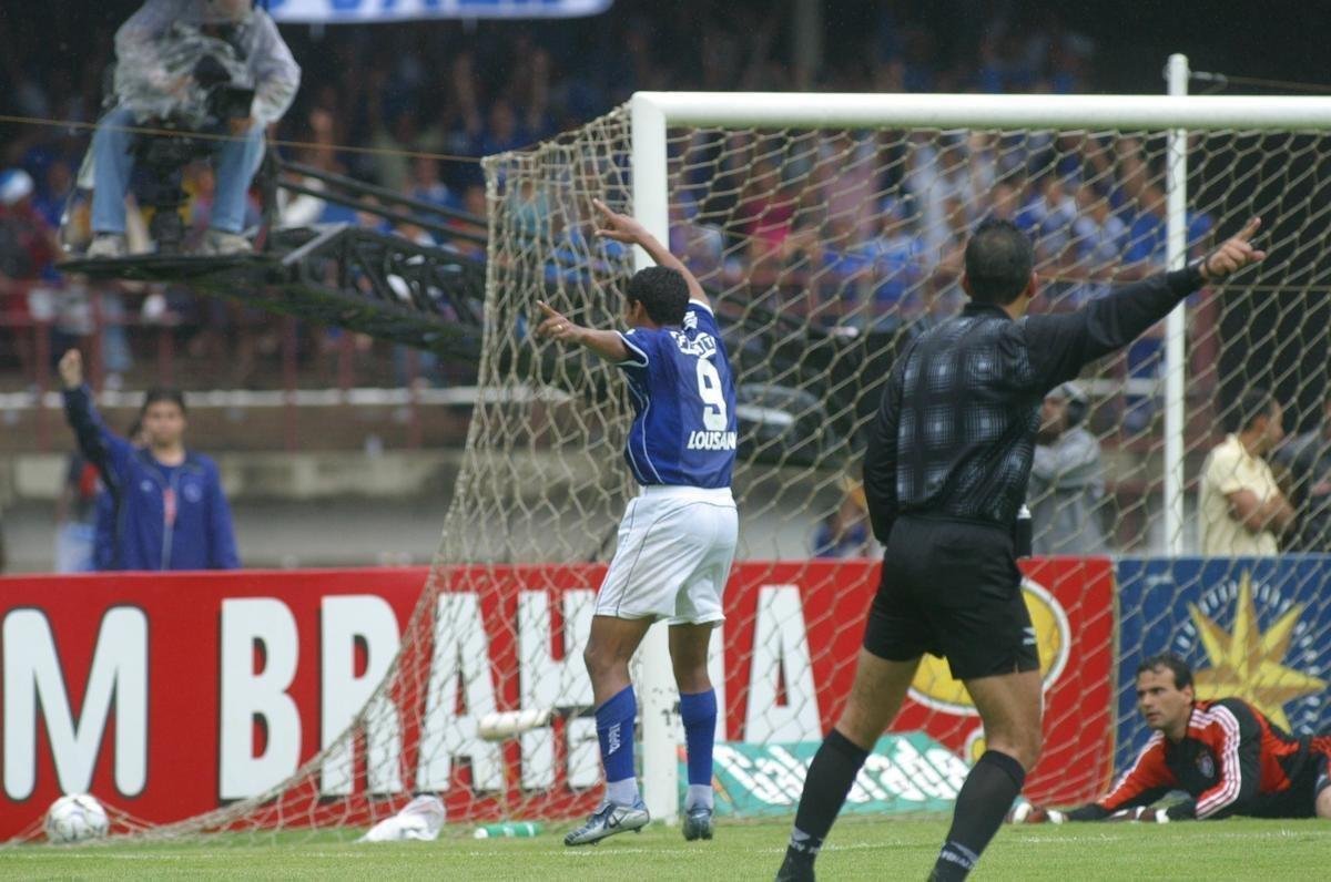 Com o ttulo brasileiro confirmado, o Cruzeiro fez no dia 7 de dezembro de 2003 o jogo da taa e das faixas contra o Fluminense, no Mineiro. Com show de Alex, autor de dois gols, o time celeste goleou os cariocas por 5 a 2 e promoveu nova festa da torcida azul em Belo Horizonte. Jogadores finalmente ergueram a taa oficial do Campeonato Brasileiro, cedida pela CBF, e deram a volta olmpica. Os campees brasileiros de 1966 tambm participaram das comemoraes no Gigante da Pampulha.