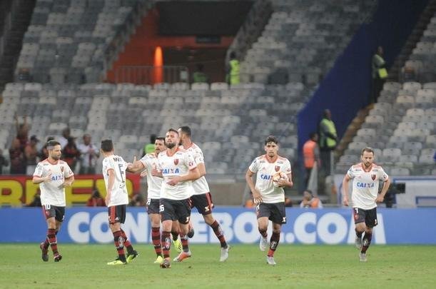 Flamengo abriu o placar no segundo tempo com gol de cabea de Lo Duarte: 1 a 0