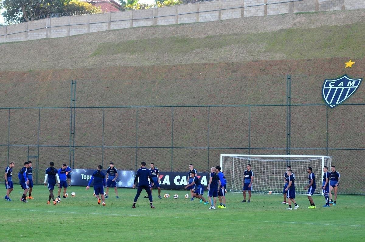 Elenco da Universidad de Chile treinou nesta tera-feira  tarde na Cidade do Galo, em Vespasiano. Time chileno se prepara para enfrentar o Cruzeiro na quinta, s 19h15, no Mineiro, pela Copa Libertadores. Tcnico Angel Guillermo Hoyos ter retornos do zagueiro Jara e do lateral-esquerdo Beausejour