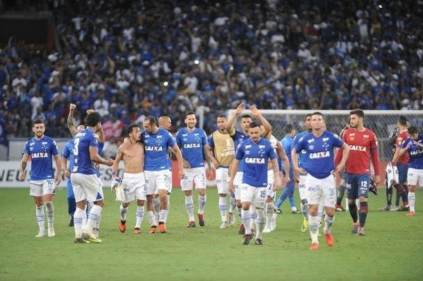 Aliviados com a classificao, jogadores do Cruzeiro fizeram festa com a torcida, no Mineiro
