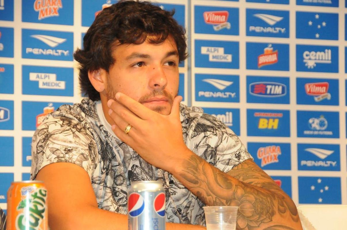 Negociado com o Guangzhou Evergrande, da China, meia-atacante se despediu dos companheiros