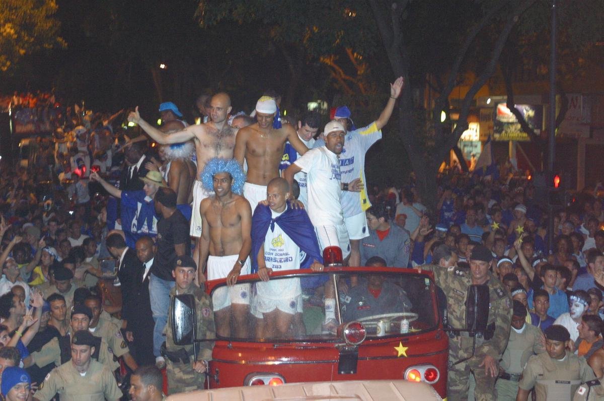 Em 30 de novembro de 2003, o Cruzeiro venceu o Paysandu por 2 a 1, no Mineiro, e confirmou o bicampeonato brasileiro. Logo depois da partida, jogadores, comisso tcnica e diretoria desfilaram em carro aberto pelas ruas de Belo Horizonte e levaram milhares de torcedores ao delrio.