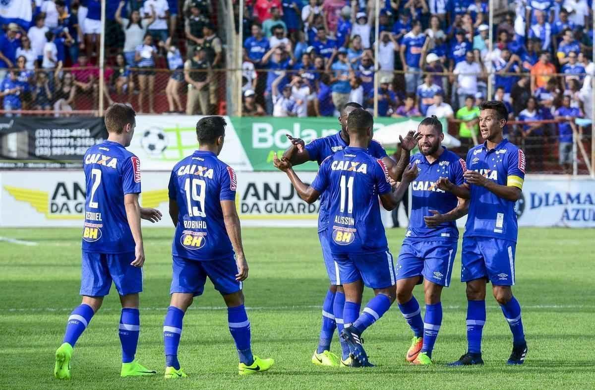 Fotos da vitria do Cruzeiro sobre o Amrica, em Tefilo Otoni, pelo Campeonato Mineiro
