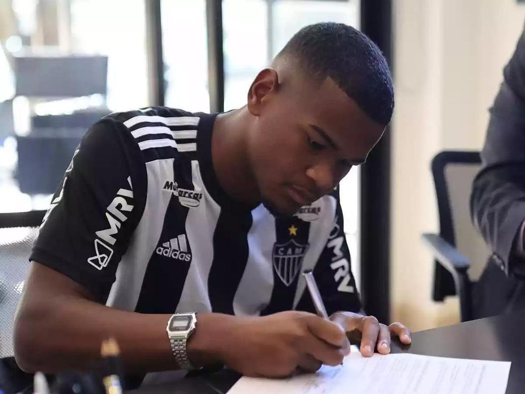 Alisson Santana (meio-campista)