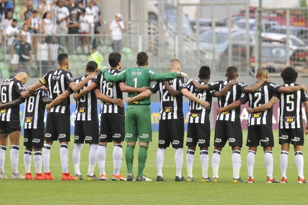 No primeiro tempo, Atltico abriu 3 a 1 no placar, com gols de Luan e Ricardo Oliveira (2)