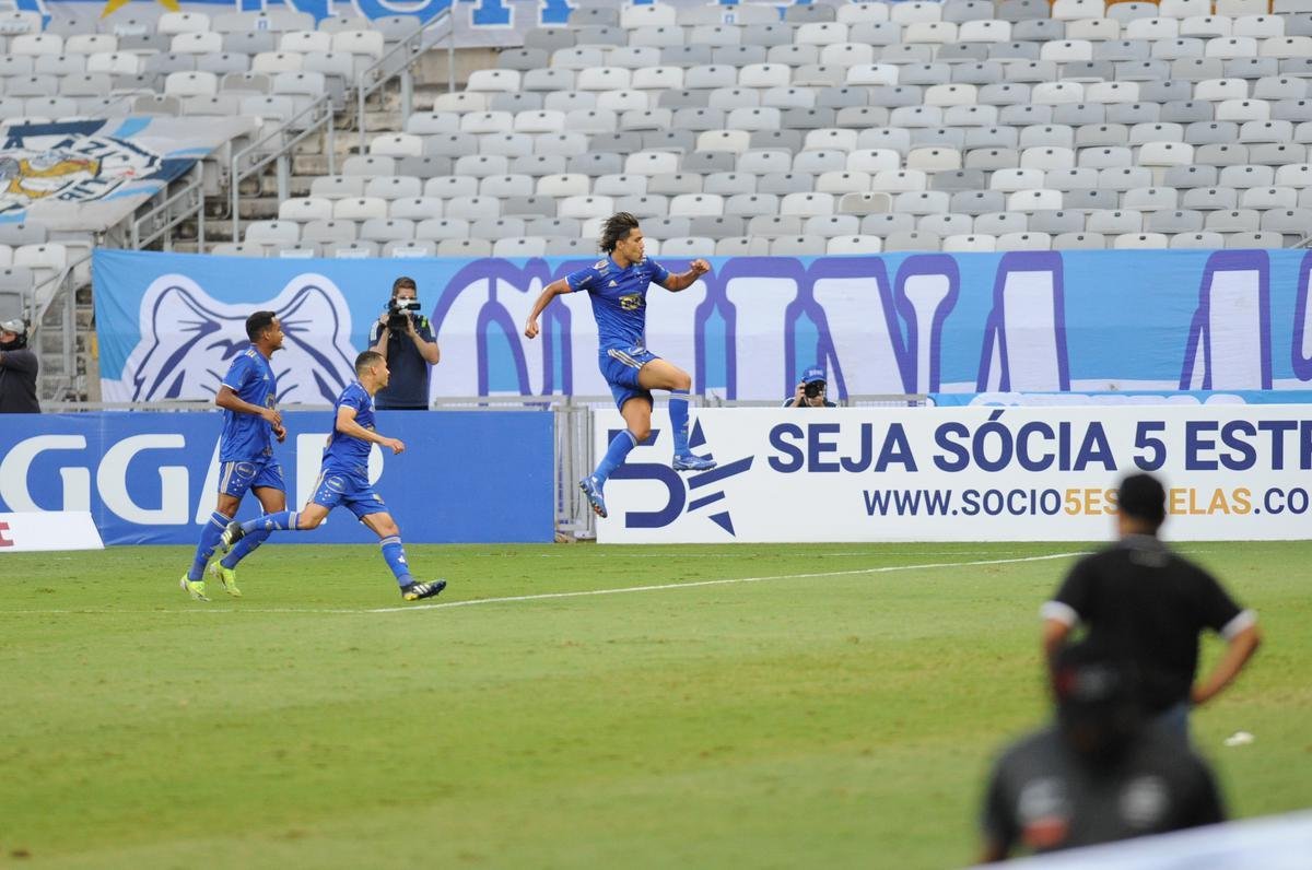 Fotos da vitria do Cruzeiro sobre o Athletic de So Joo del-Rei, por 1 a 0, no Mineiro, pela quarta rodada do Campeonato Mineiro de 2021. Marcelo Moreno, de pnalti, marcou o gol do triunfo celeste no Gigante da Pampulha
