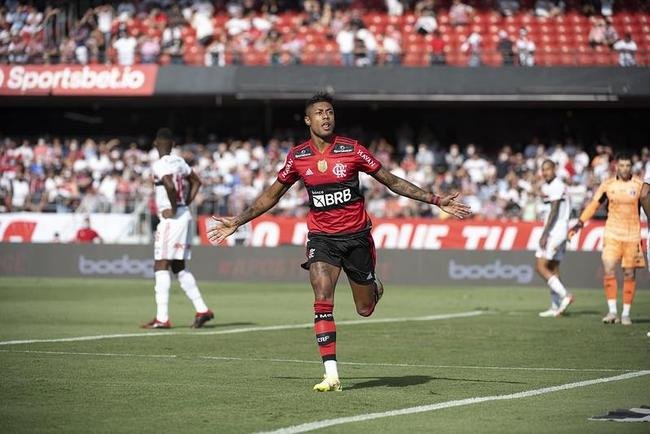 Flamengo massacrou So Paulo em pleno Morumbi e mantm sonho de conquistar o Campeonato Brasileiro, apesar de grande vantagem do Atltico