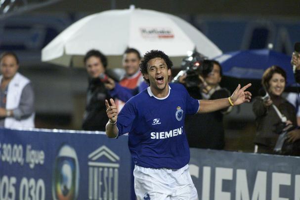 Fred em ação pelo Cruzeiro entre 2004 e 2005