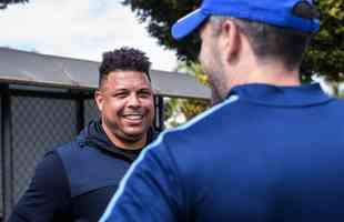 Em Belo Horizonte, Ronaldo acompanhou treino do Cruzeiro na manhã desta quarta-feira (15) e conversou com jogadores na Toca da Raposa II