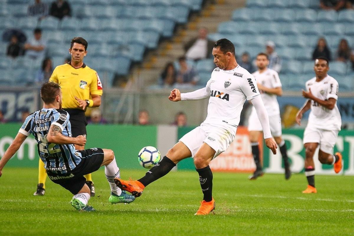 Grmio jogou melhor e conseguiu vitria por 2 a 0 sobre o Atltico na Arena, em Porto Alegre, pela 13 rodada do Campeonato Brasileiro