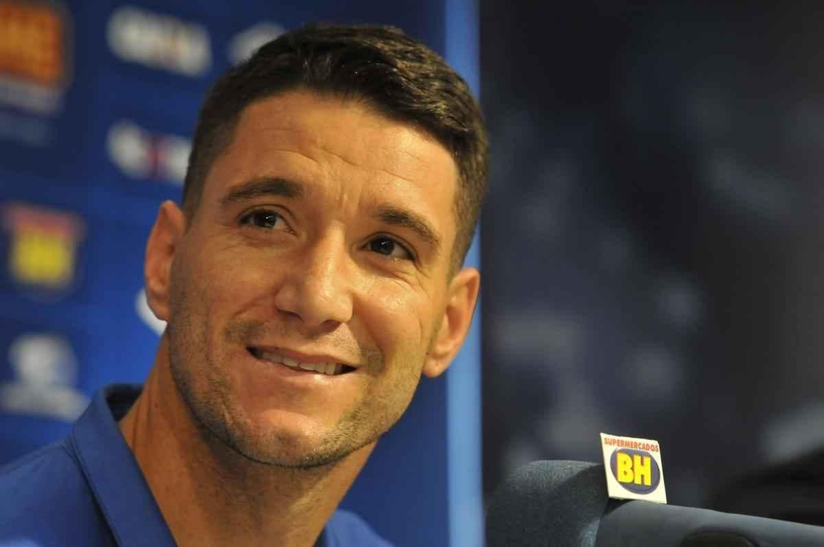 Thiago Neves foi apresentado no Cruzeiro pelo presidente Gilvan de Pinho Tavares
