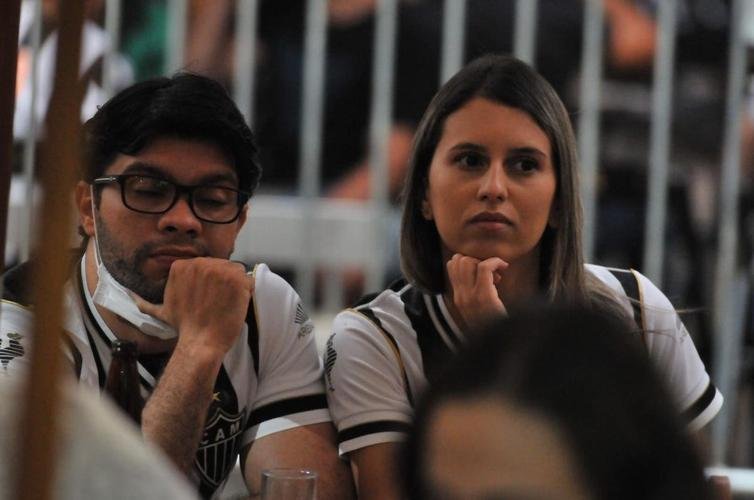 Nesta quinta-feira (2), torcedores do Atlético lotaram os bares de BH para acompanhar Bahia x Galo, jogo adiado da 32ª rodada do Campeonato Brasileiro. Na imagem, bares na região da Savassi.