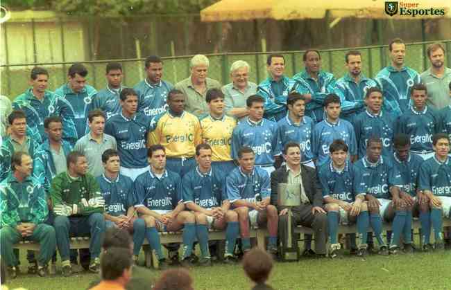 Manchester City posa para foto oficial e exibe troféus de 2023, futebol  inglês