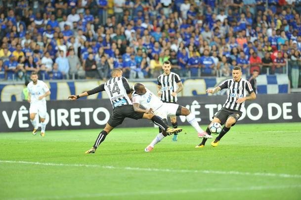 Imagens da torcida e da partida entre Cruzeiro e Santos, no Mineiro