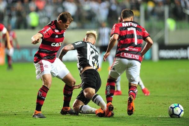 Galo pressionou no segundo tempo, mas levou gol em contragolpe: verton Ribeiro fez aps passe de Vincius Jnior: 1 a 0 Flamengo