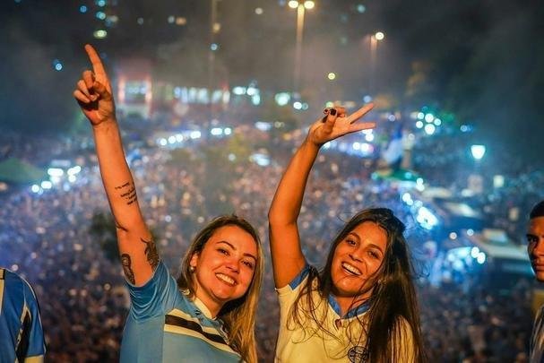 Grêmio conquista o tri da Libertadores e torcida tricolor invade as ruas de Porto Alegre