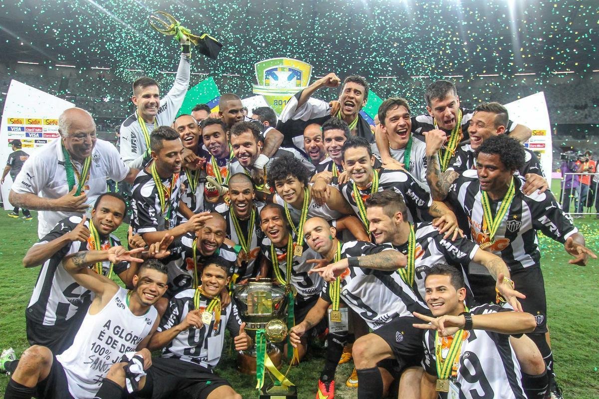 Copa do Brasil (2014) - Em indita final mineira na Copa do Brasil, o Atltico levou a melhor sobre o rival Cruzeiro nos dois jogos e conquistou o ttulo do torneio pela primeira vez. No jogo de ida, triunfo alvinegro no Independncia, por 2 a 0. Luan e Dtolo balanaram as redes. No clssico decisivo, no Mineiro, o Galo venceu por 1 a 0, gol de Diego Tardelli