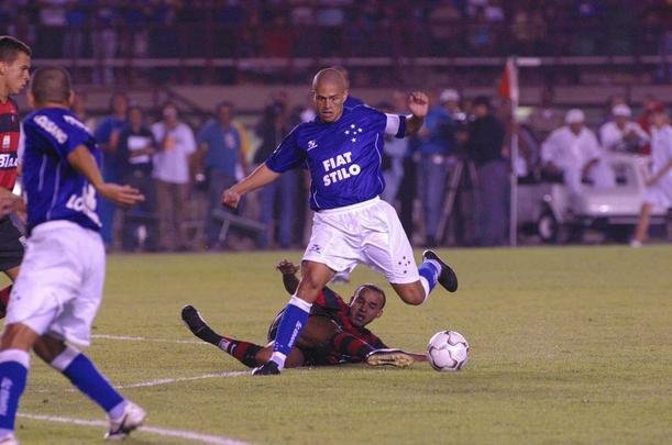 Em junho de 2003, o Cruzeiro deu o segundo passo para alcanar a indita Trplice Coroa. No dia 11 daquele ms, no Mineiro, o time dirigido por Vanderlei Luxemburgo conquistou a Copa do Brasil ao derrotar o Flamengo por 3 a 1. Os gols foram de Deivid, Aristizbal e Luiso. Alex no marcou, mas voltou a dar show em campo, assim como j havia feito no empate por 1 a 1 no duelo de ida, no Maracan, quando fez gol de letra. Aquele foi o quarto ttulo celeste no torneio de mata-matas e deu ainda mais confiana ao elenco para tambm faturar o Brasileiro no segundo semestre de 2003.