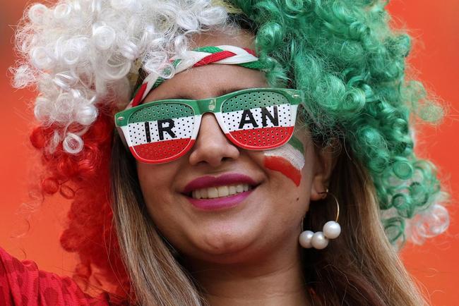 Os torcedores de Inglaterra e Irã no primeiro jogo do Grupo B na Copa do Mundo.