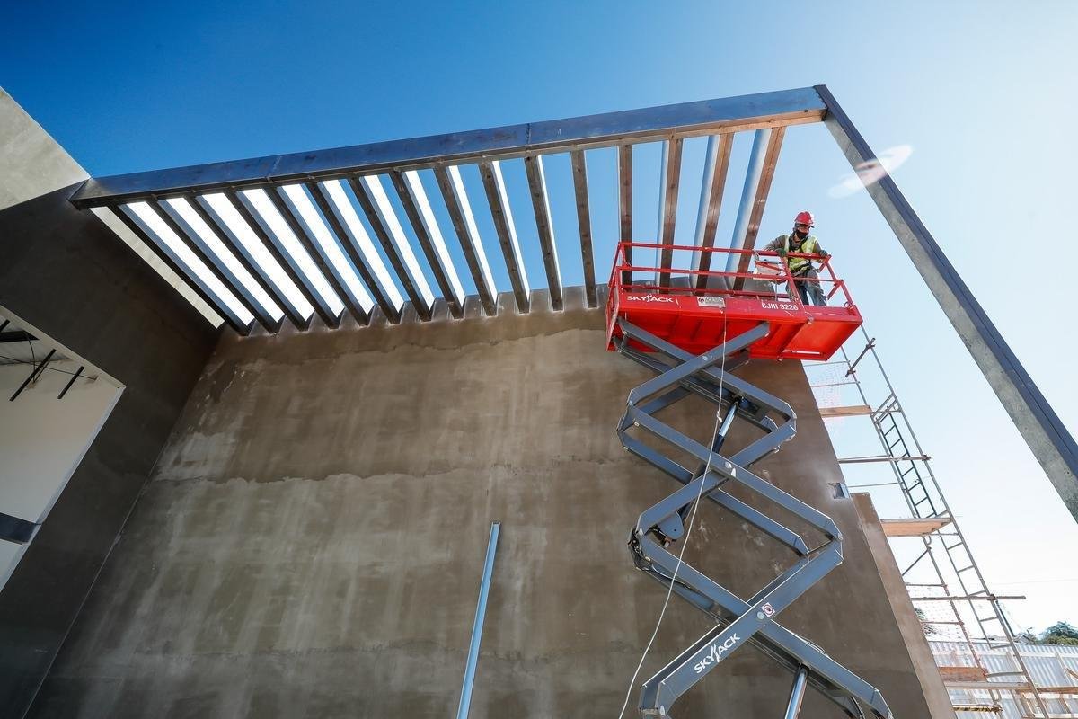 Ideia  mostrar a realidade das obras de construo do estdio do Galo
