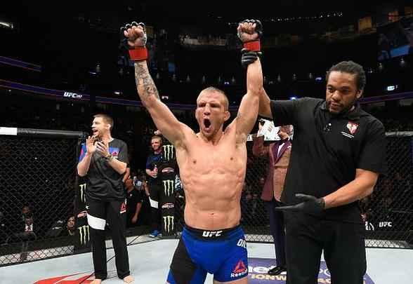 TJ Dillashaw (luvas vermelhas) venceu John Lineker por deciso unnime (triplo 30-26)