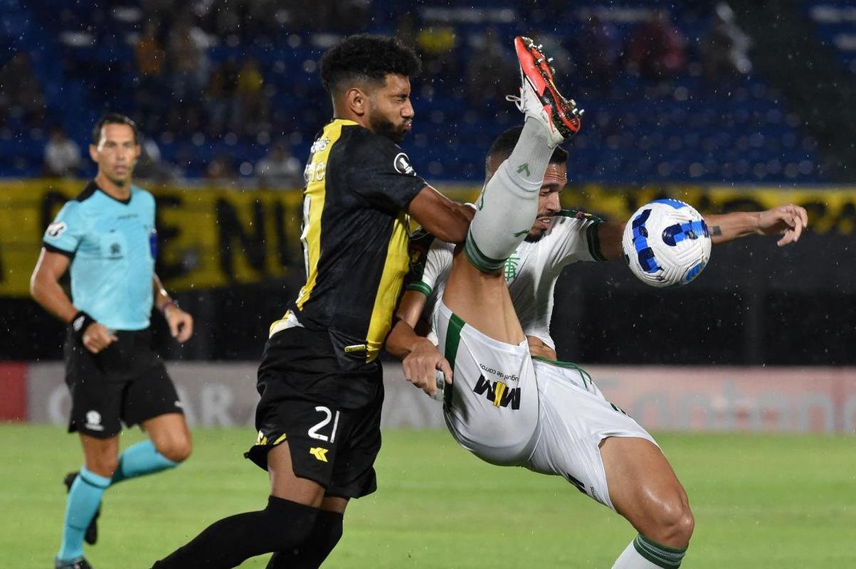 Fotos da partida entre Guaran e Amrica no Estdio Defensores del Chaco, em Assuno, pela segunda fase da Copa Libertadores