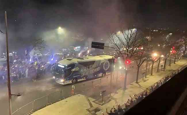 O nibus do Cruzeiro foi recebido com muita festa da torcida