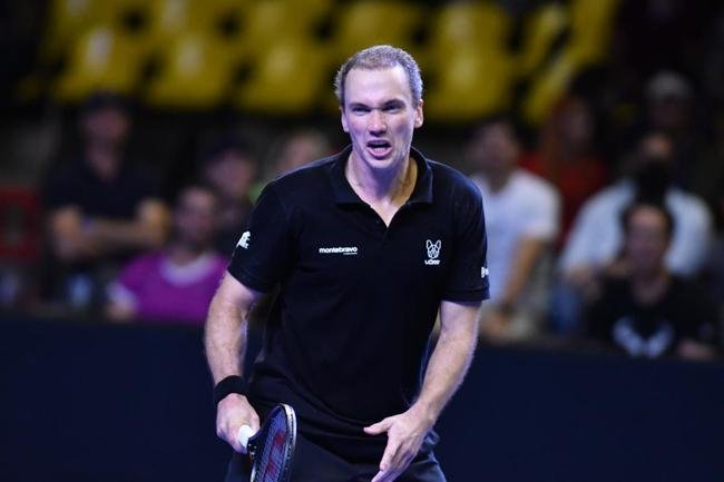 Cercado de amigos, familiares e com carinho do pblico, Bruno Soares se despediu oficialmente do tnis neste sbado (26), no Mineirinho, em BH. Multicampeo, tenista mineiro, de 40 anos, dividiu a quadra com Bob Bryan, Marcelo Melo e Rafael Matos