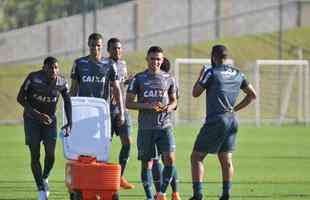 Elenco atleticano fez trabalho ttico orientado por Larghi antes de jogo-treino contra o Coimbra