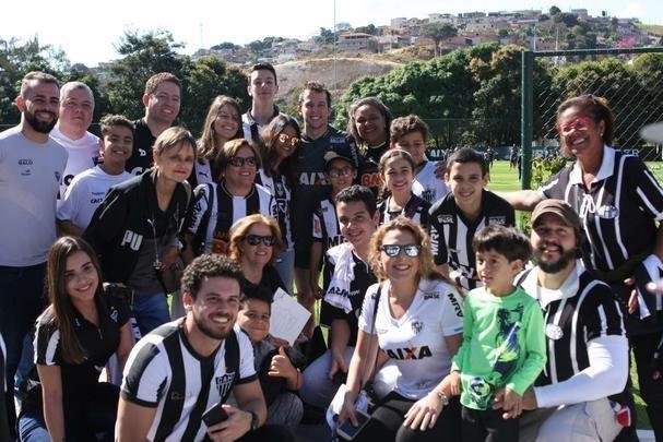 Na Cidade do Galo para tratamento de leso, Bernard, ex-jogador do Atltico e atualmente sem clube, foi a campo e atendeu torcedores 
