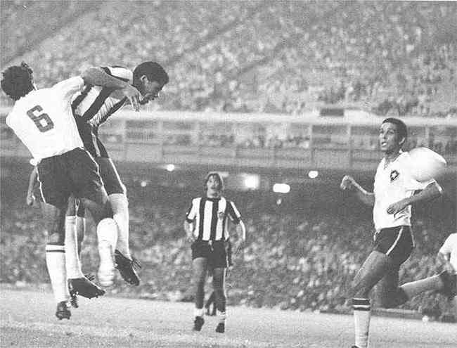 Dario marca o gol do ttulo brasileiro de 1971, sobre o Botafogo, no Maracan