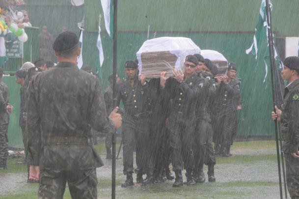 Emoo com a chegada dos corpos  Arena Cond para velrio. Foi o reencontro dos heris com suas famlias