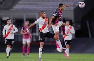 Com 25 casos simultneos de COVID-19, River Plate enfrentou Independiente Santa Fe-COL com apenas 11 jogadores disponveis e com o volante Enzo Prez improvisado como goleiro.