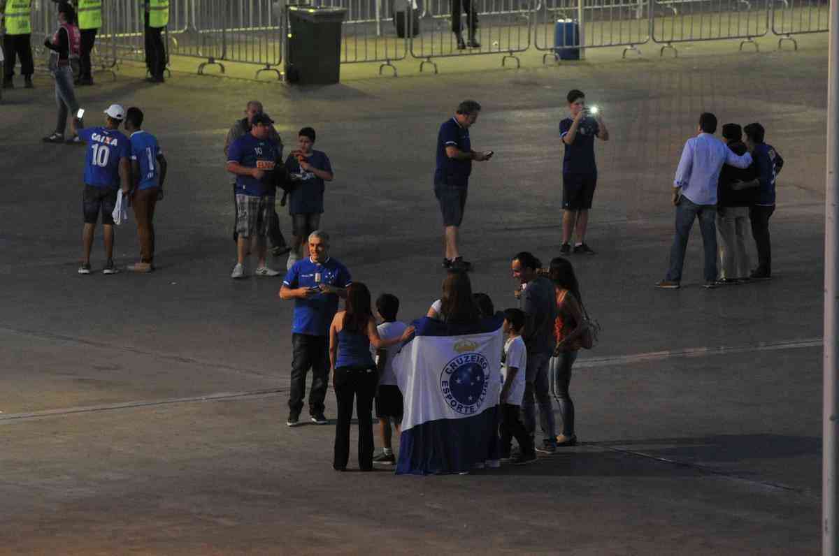 Imagens da torcida e da partida entre Cruzeiro e Santos, no Mineiro