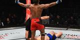 Alex Garcia (luvas azuis) venceu Mike Pyle por nocaute aos 3m34s do primeiro round
