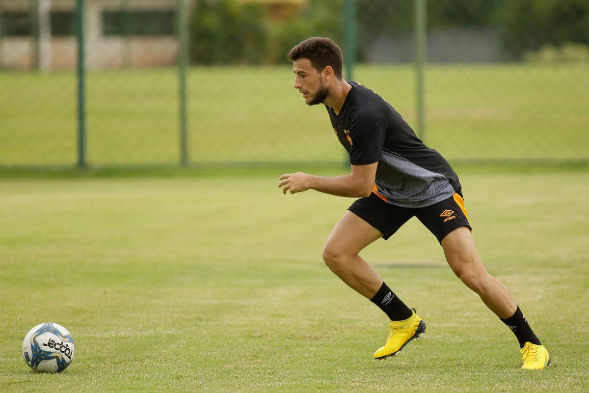 No primeiro trabalho, houve um treinamento tático, que exigia troca de passes e triangulações dos jogadores, com o elenco dividido em grupos de três atletas cada. Em seguida, os jogadores foram divididos em dois grupos no mesmo campo para o trabalho específico por setores de defesa e ataque. De um lado, os zagueiros, laterais e volantes participaram de um treino tático de posicionamento com o auxiliar Daniel Cerqueira. Do outro, os meias e atacantes fizeram um trabalho específico de passe e finalização sob o comando do técnico Daniel Paulista.