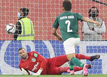 Goleiro fez grandes defesas e evitou placar elástico no primeiro tempo