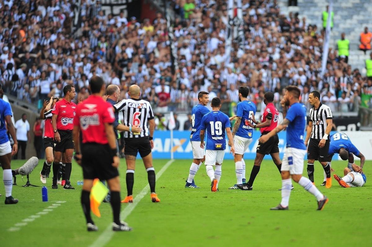 Lances do primeiro tempo do clssico entre Cruzeiro e Atltico, no Mineiro
