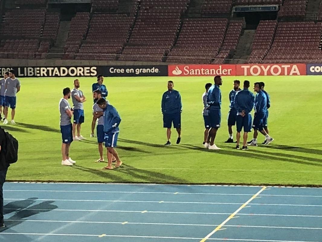 Na vspera de jogo contra a Universidad de Chile, pela Copa Libertadores, elenco do Cruzeiro fez reconhecimento de gramado do Estdio Nacional, em Santiago (Lauro Lopes/TV Alterosa)