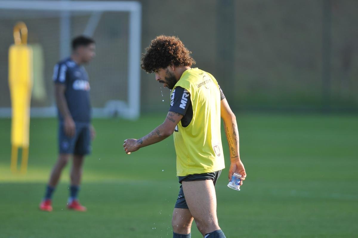 Elenco atleticano fez trabalho ttico orientado por Larghi antes de jogo-treino contra o Coimbra