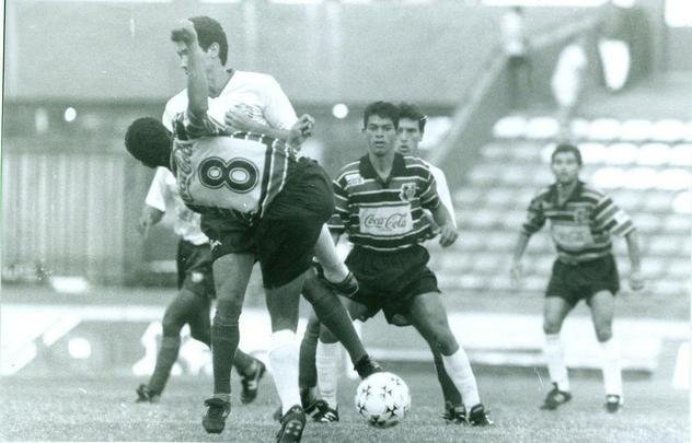 Santa Cruz em ação na Copa do Nordeste de 1994 diante do Bahia, em jogo disputado em Alagoas. Na partida perdida por 2 a 1 equipe veste padrão tricolor da CCS, no último ano da parceria