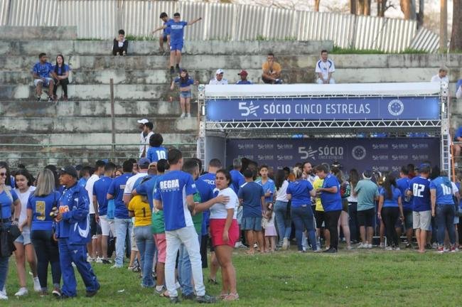 Caravana do Cruzeiro em Conselheiro Lafaiete, com a presena de Ronaldo Fenmeno. Milhares de torcedores cruzeirenses compareceram ao Parque de Exposies Tancredo Neves para prestigiar o evento oficial do clube
