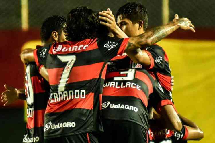 Vitória vence o Botafogo-SP e é líder isolado da Série B - UrandiOnline