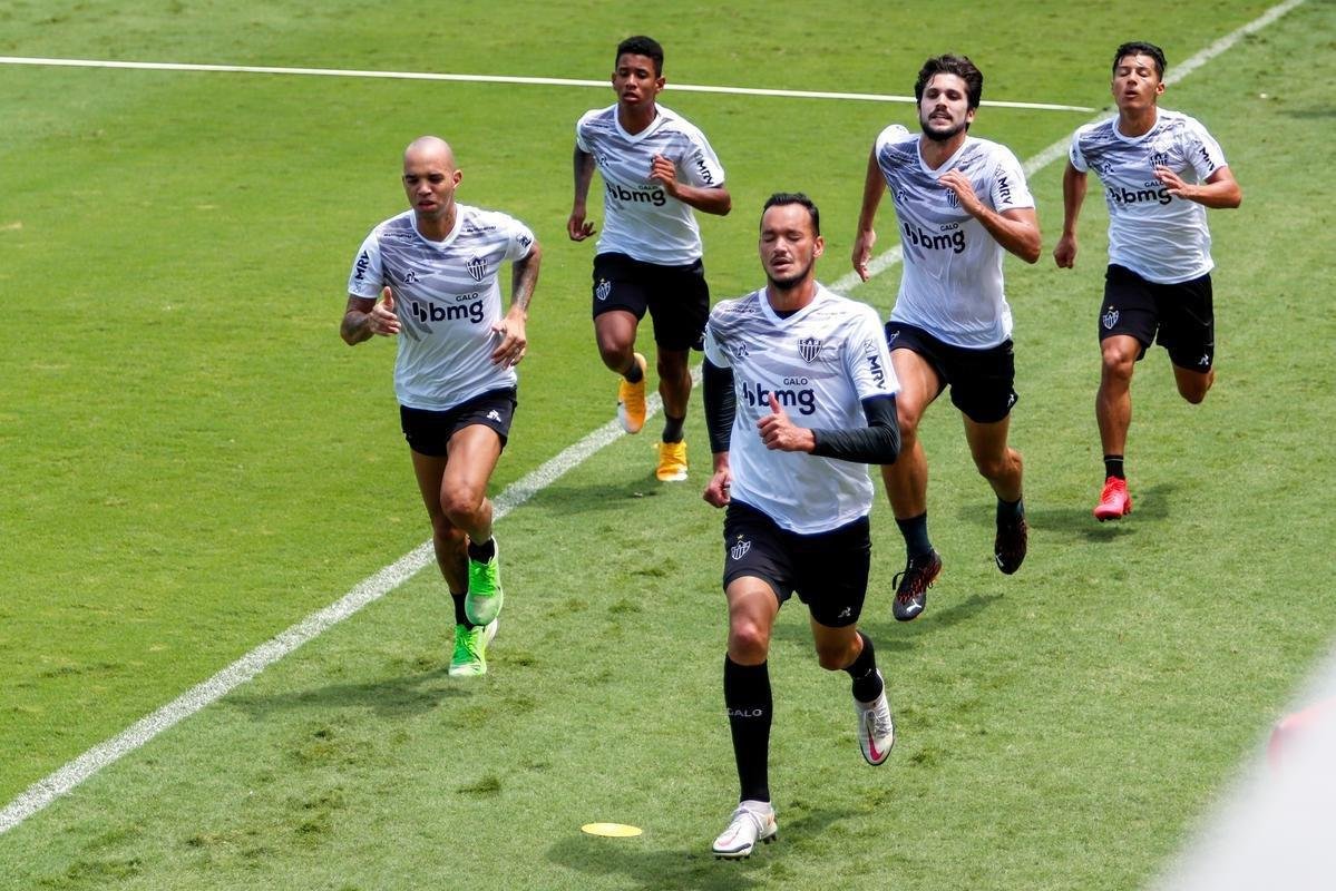 Tardelli treina com bola na Cidade do Galo