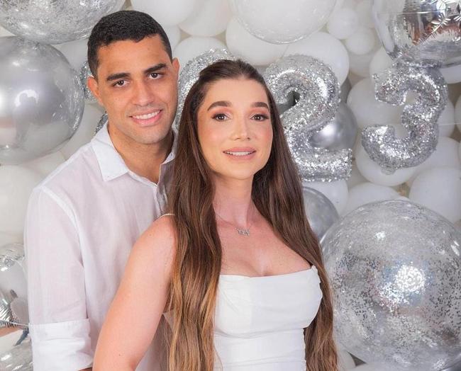 Atacante Alan Kardec com a esposa