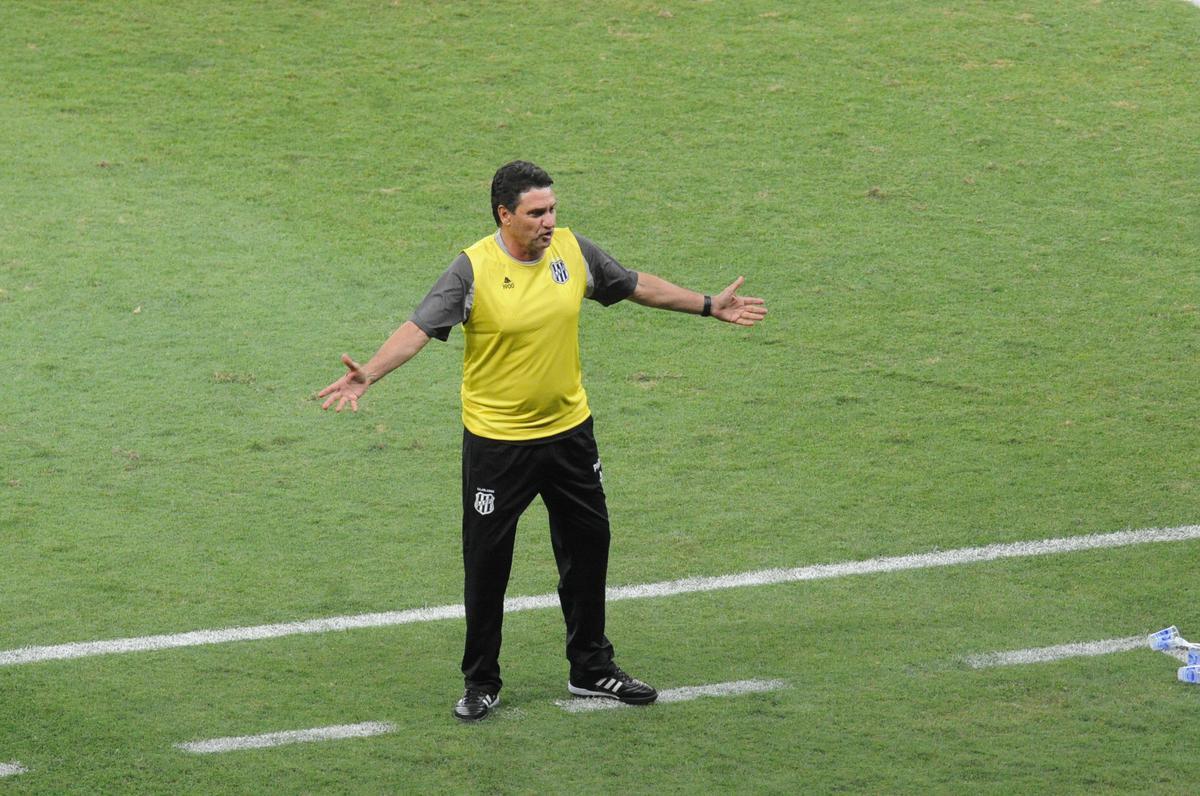 No segundo tempo, Manoel, de cabea, ampliou para o Cruzeiro: 3 a 0