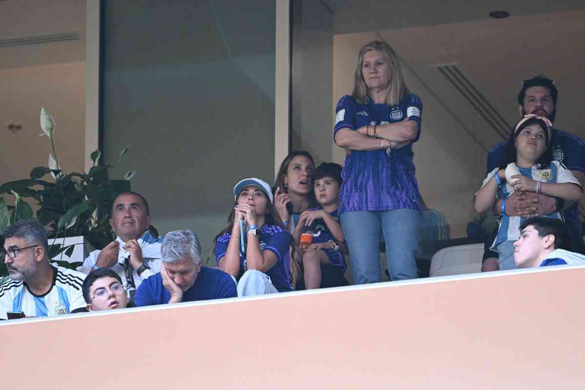 Famlia de Messi na final da Copa do Mundo, no Estdio Lusail: esposa Antonela Roccuzzo, filhos Thiago, Mateo e Ciro; me Celia Maria Cuccittini e pai, Jorge Messi