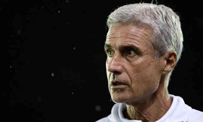Técnico do Botafogo, Luís Castro fica indignado com polícia em campo: 'CBF  não devia permitir. Como treinador é empurrado? Eu ia roubar o árbitro?' -  FogãoNET